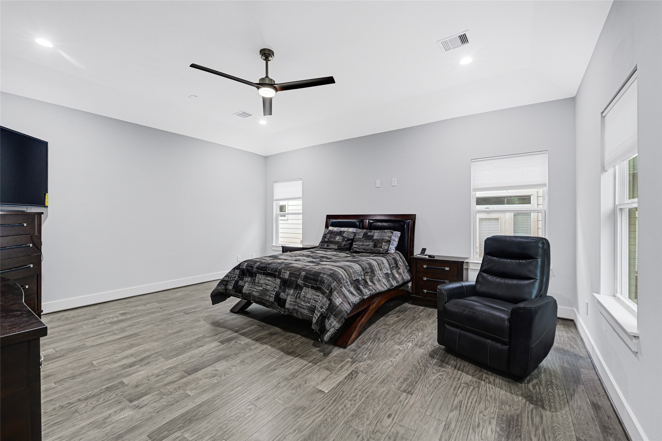 6118 Truro Street Houston, TX 77007 - Photo 19 of 39 a bedroom with a bed and furniture