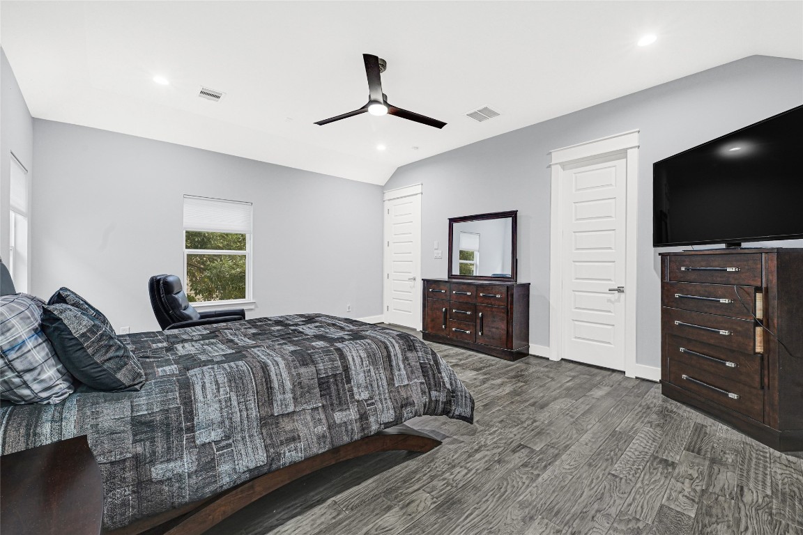 6118 Truro Street Houston, TX 77007 - Photo 20 of 39 a bedroom with a bed and a television