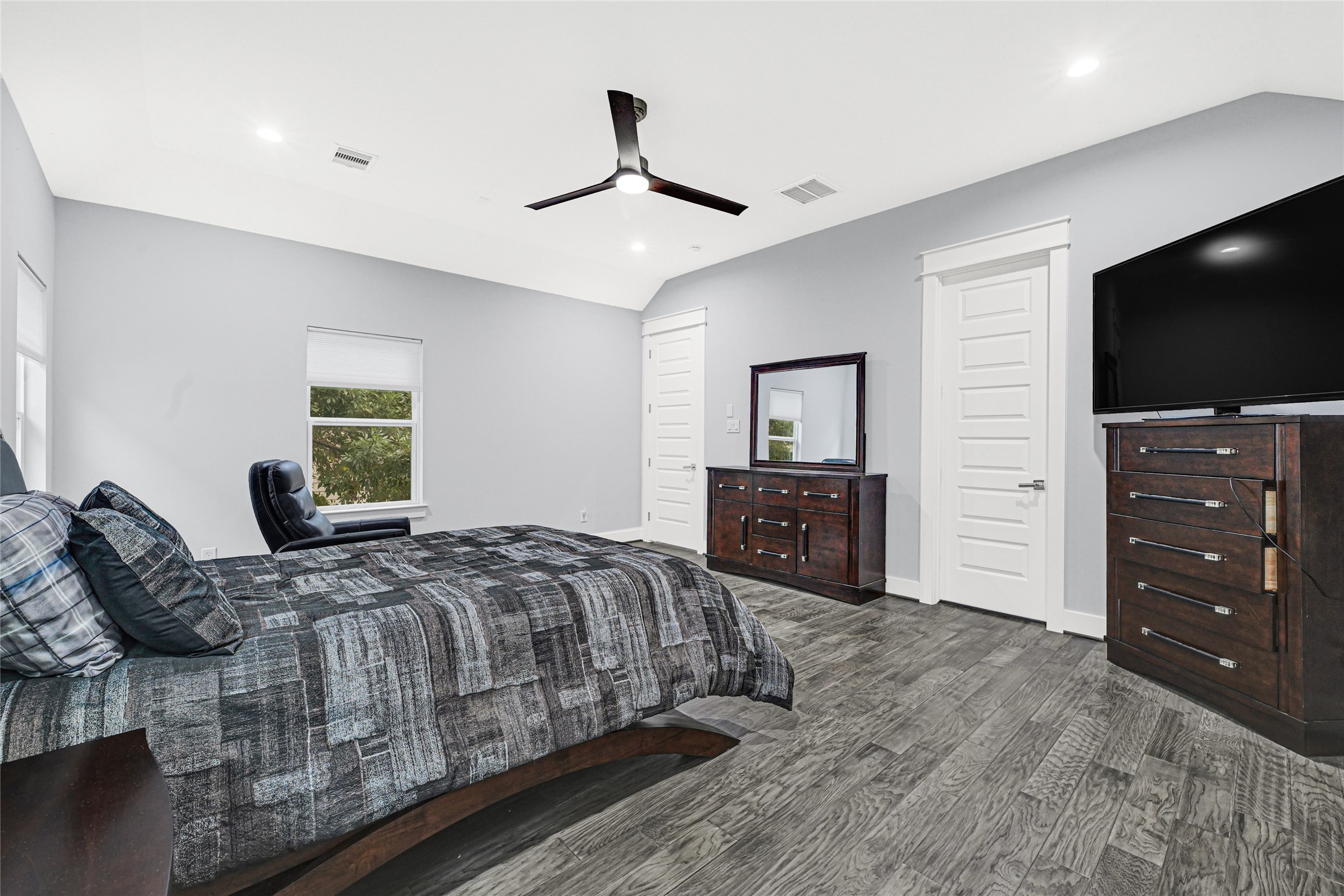 6118 Truro Street Houston, TX 77007 - Photo 20 of 39 a bedroom with a bed and a television