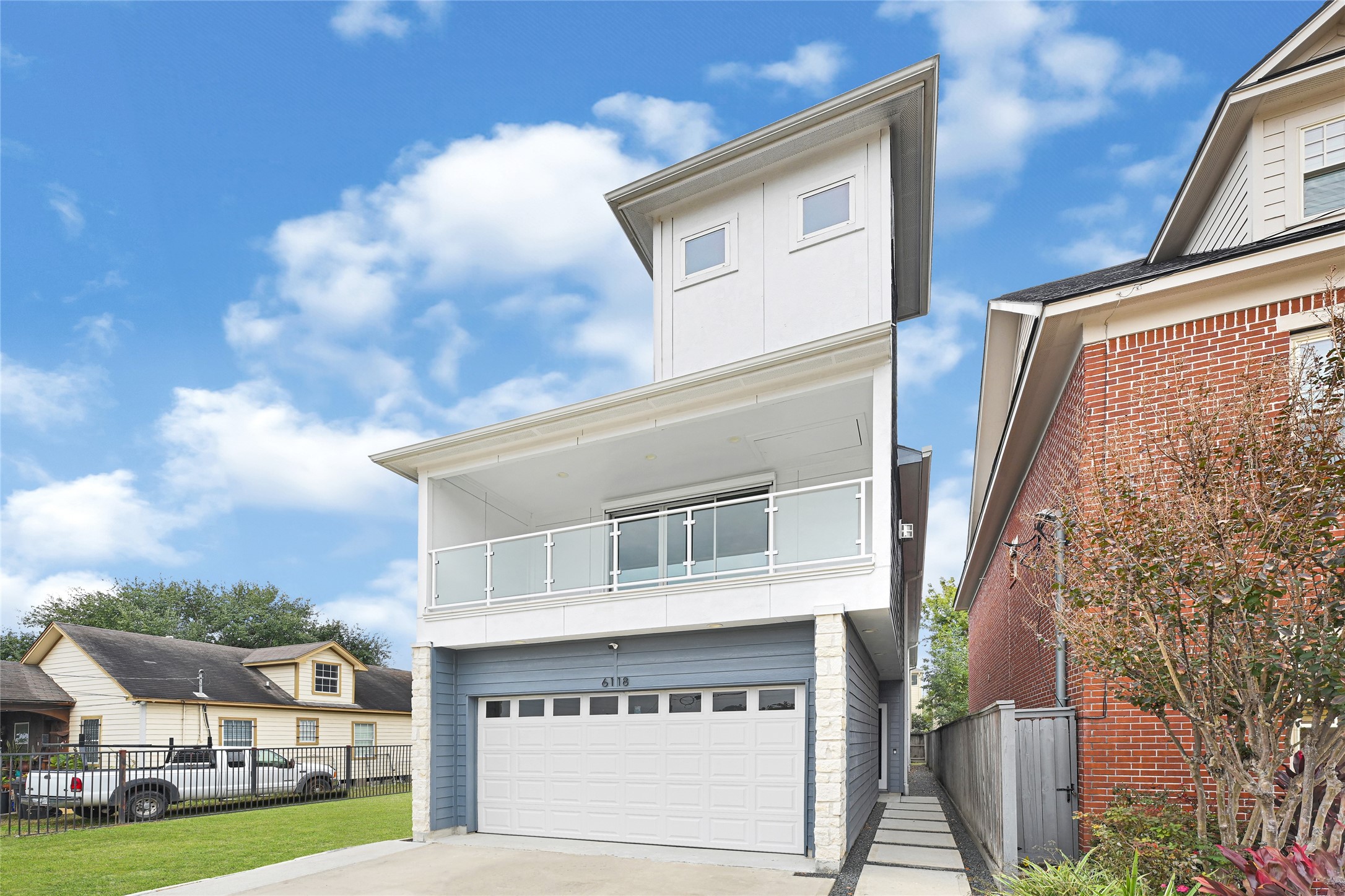 6118 Truro Street Houston, TX 77007 - Photo 2 of 39 a front view of a house with a garden