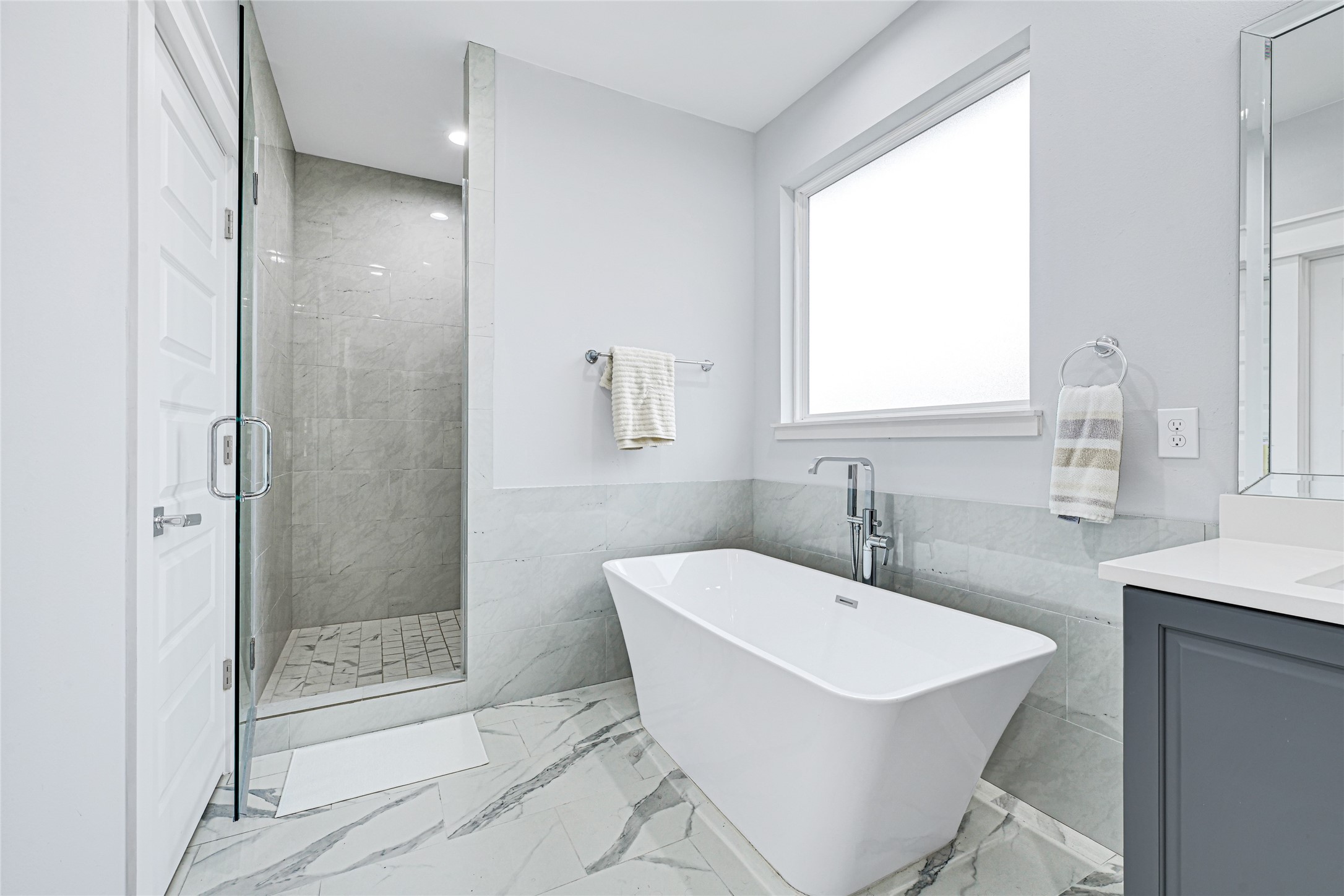 6118 Truro Street Houston, TX 77007 - Photo 21 of 39 a bathroom with a sink a mirror and a shower