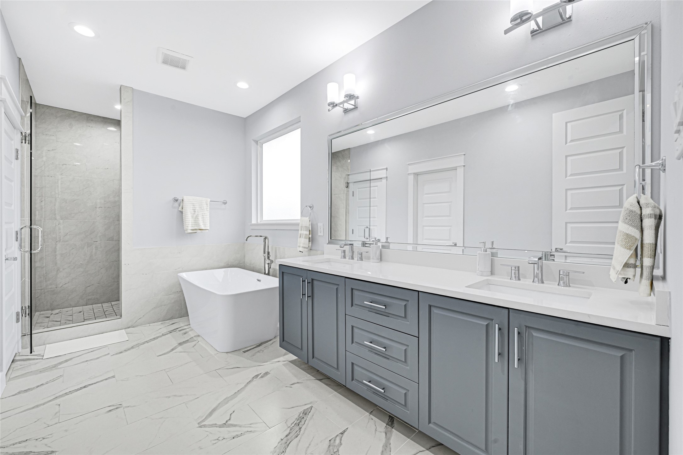 6118 Truro Street Houston, TX 77007 - Photo 22 of 39 a spacious bathroom with a double vanity sink mirror and bathtub