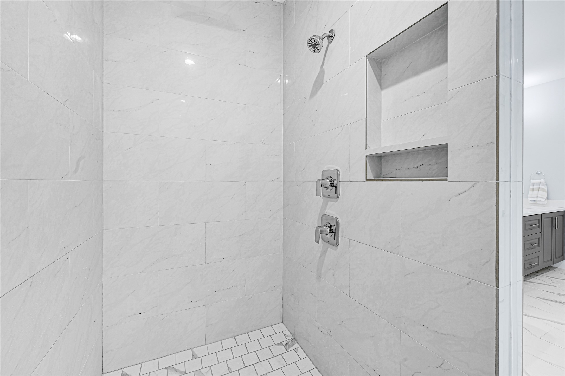 6118 Truro Street Houston, TX 77007 - Photo 23 of 39 a bathroom with a shower