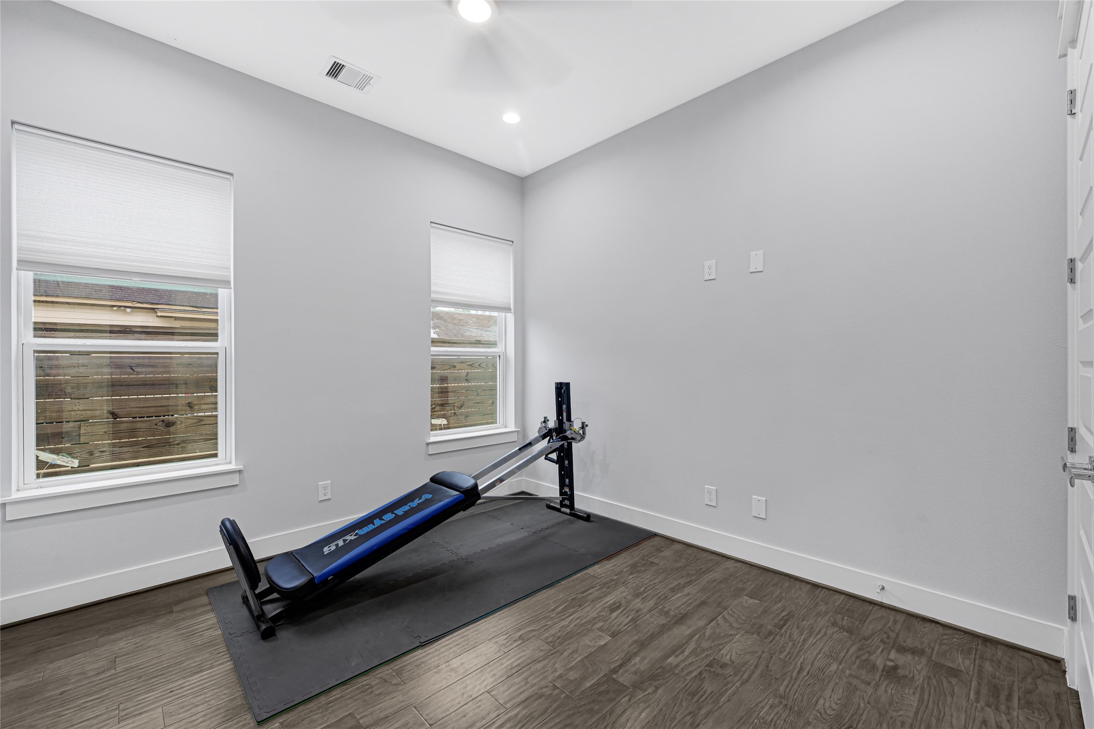 6118 Truro Street Houston, TX 77007 - Photo 27 of 39 a living room with a window