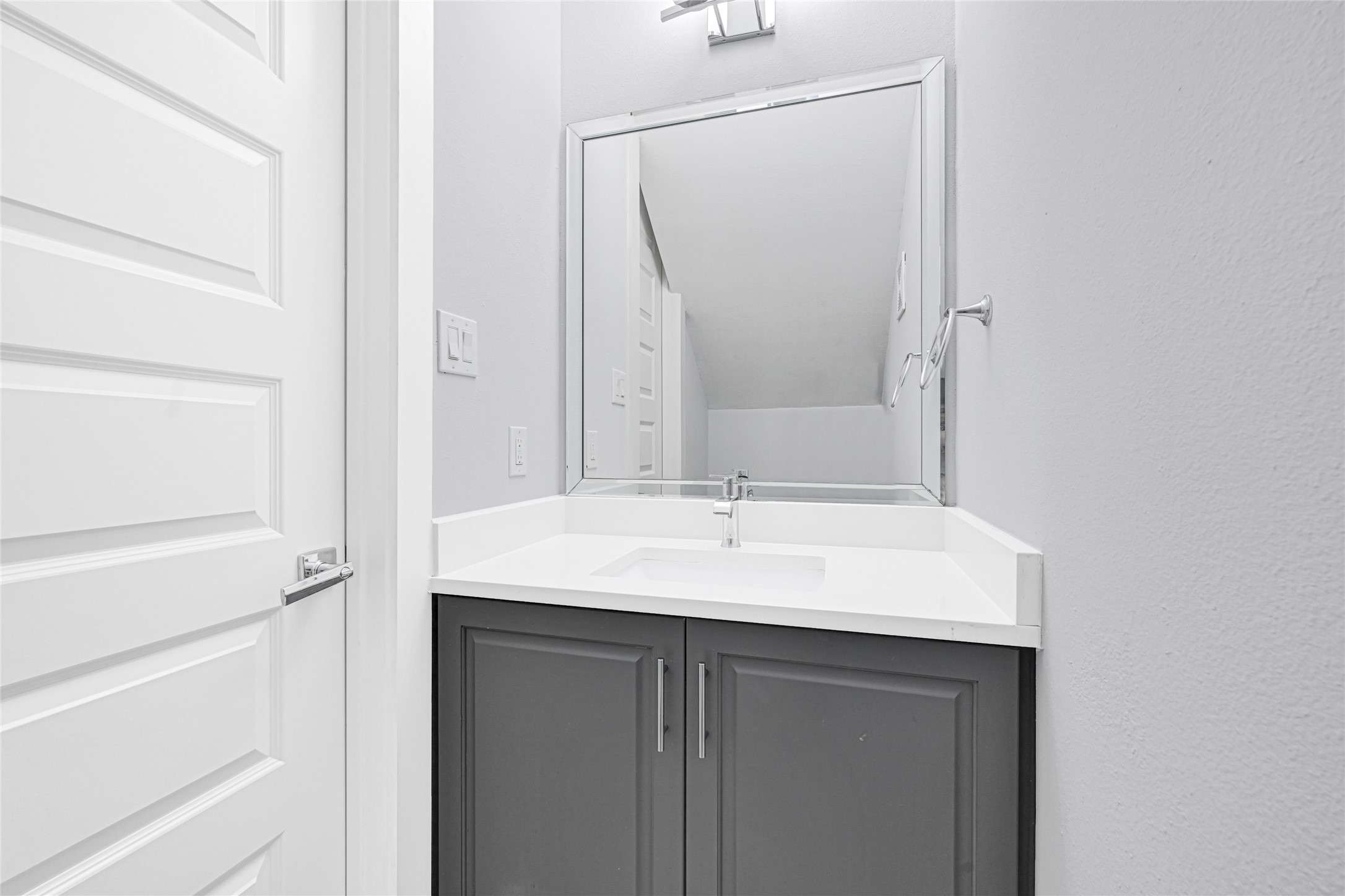 6118 Truro Street Houston, TX 77007 - Photo 28 of 39 a bathroom with a sink a mirror and a vanity