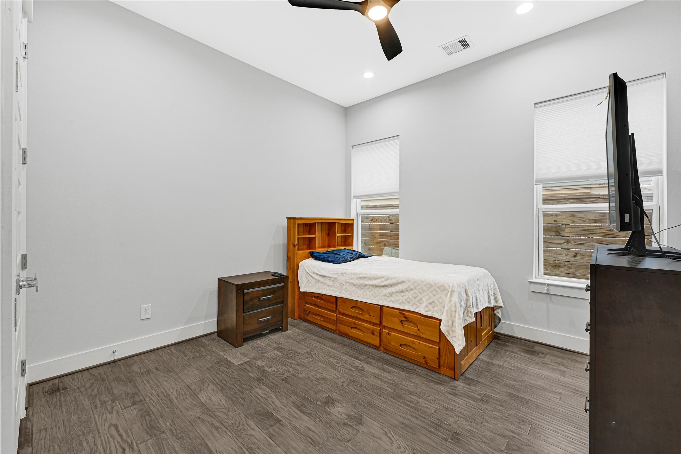 6118 Truro Street Houston, TX 77007 - Photo 29 of 39 a bedroom with a bed and large window