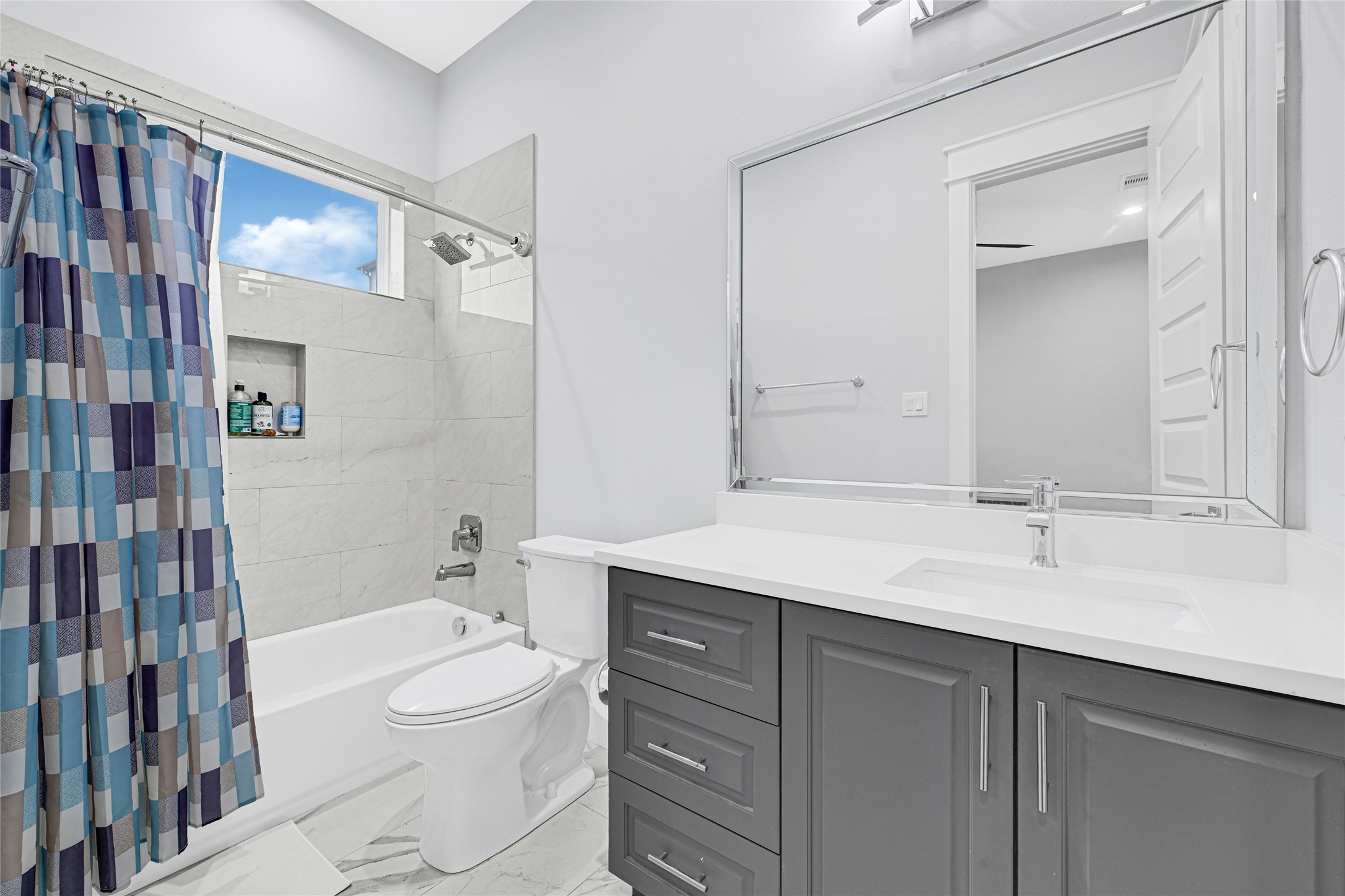 6118 Truro Street Houston, TX 77007 - Photo 30 of 39 a bathroom with a sink a toilet and shower