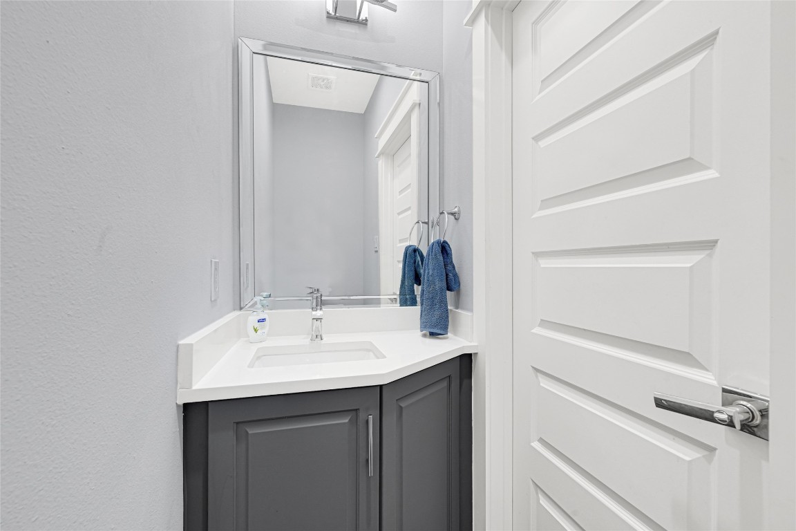 6118 Truro Street Houston, TX 77007 - Photo 33 of 39 a bathroom with a sink and a mirror