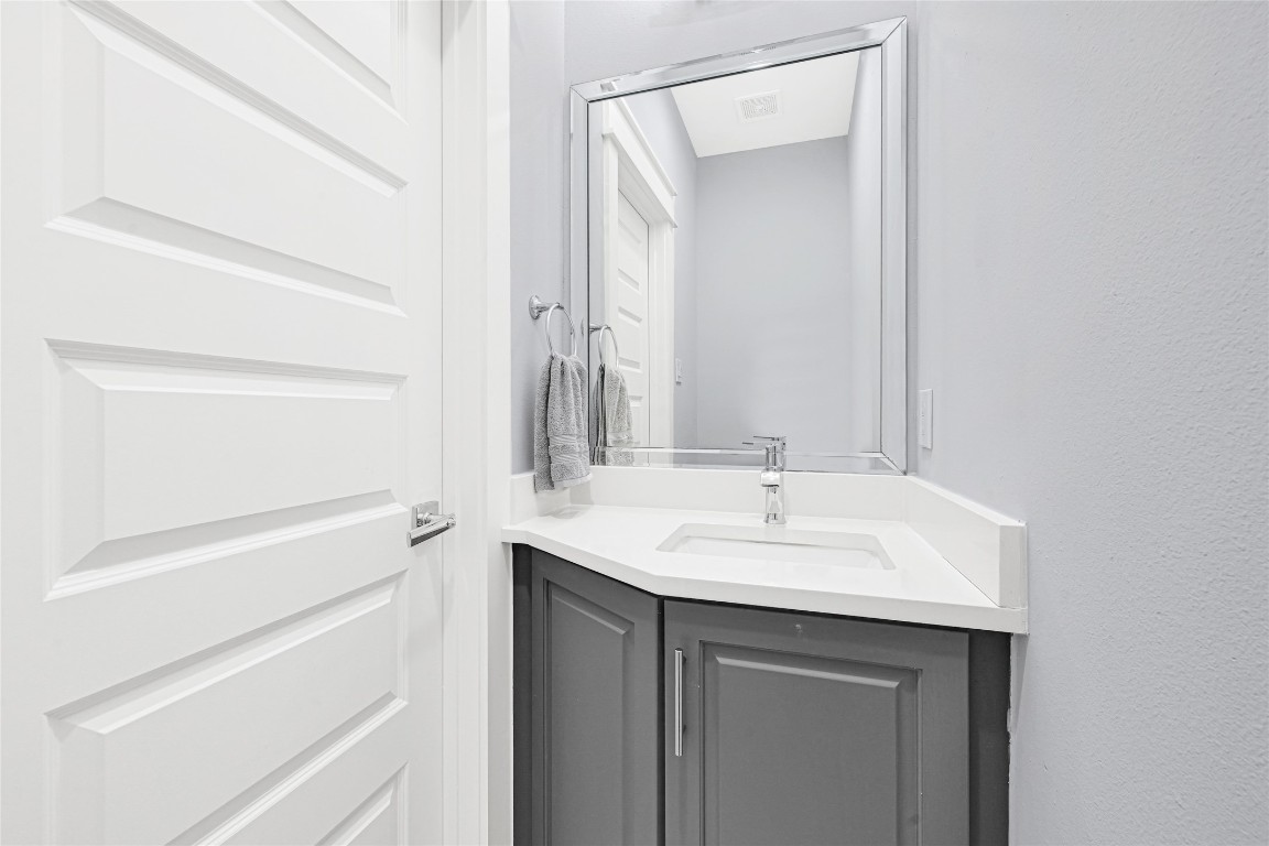 6118 Truro Street Houston, TX 77007 - Photo 34 of 39 a bathroom with a sink and a mirror