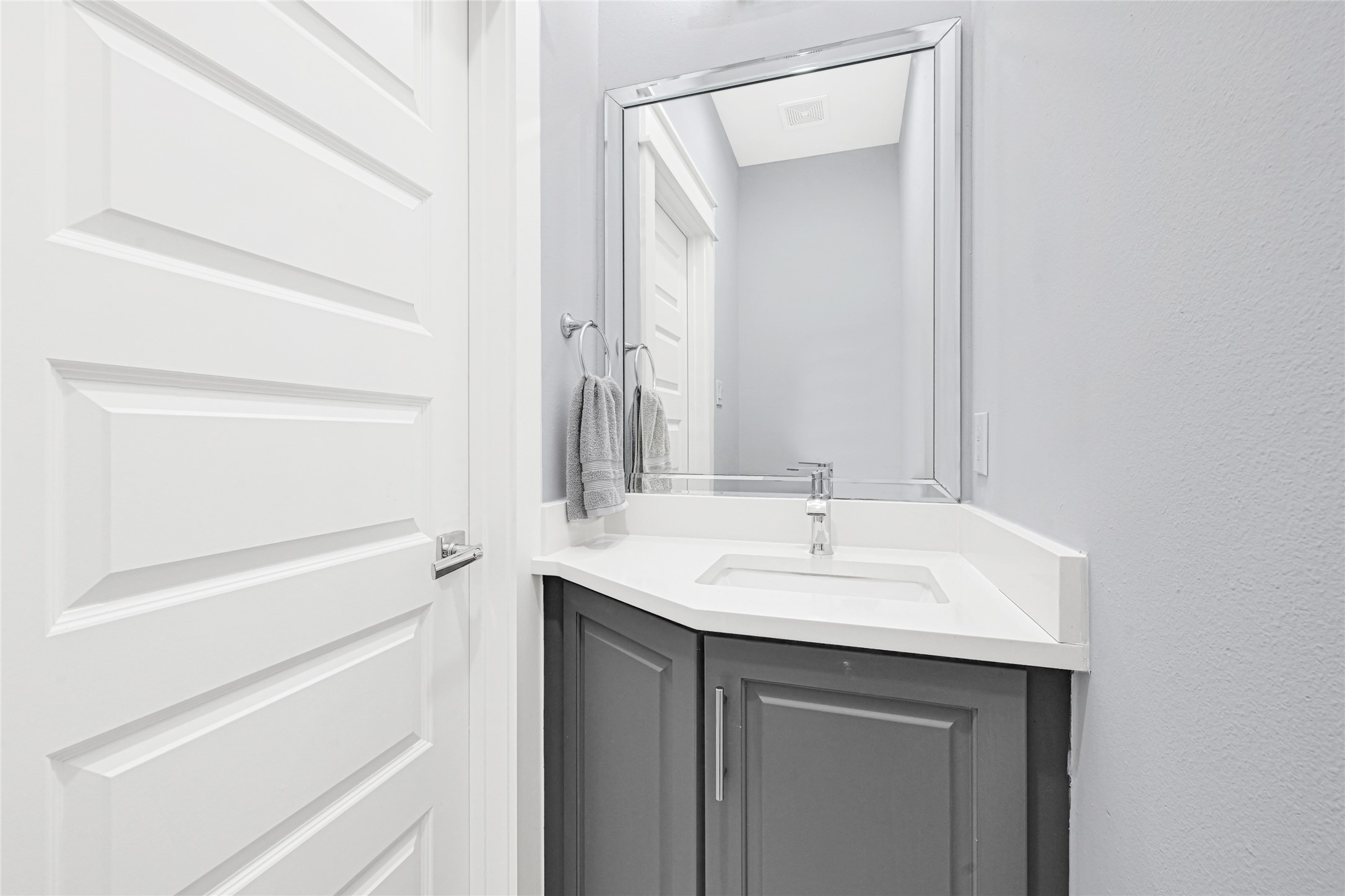 6118 Truro Street Houston, TX 77007 - Photo 34 of 39 a bathroom with a sink and a mirror