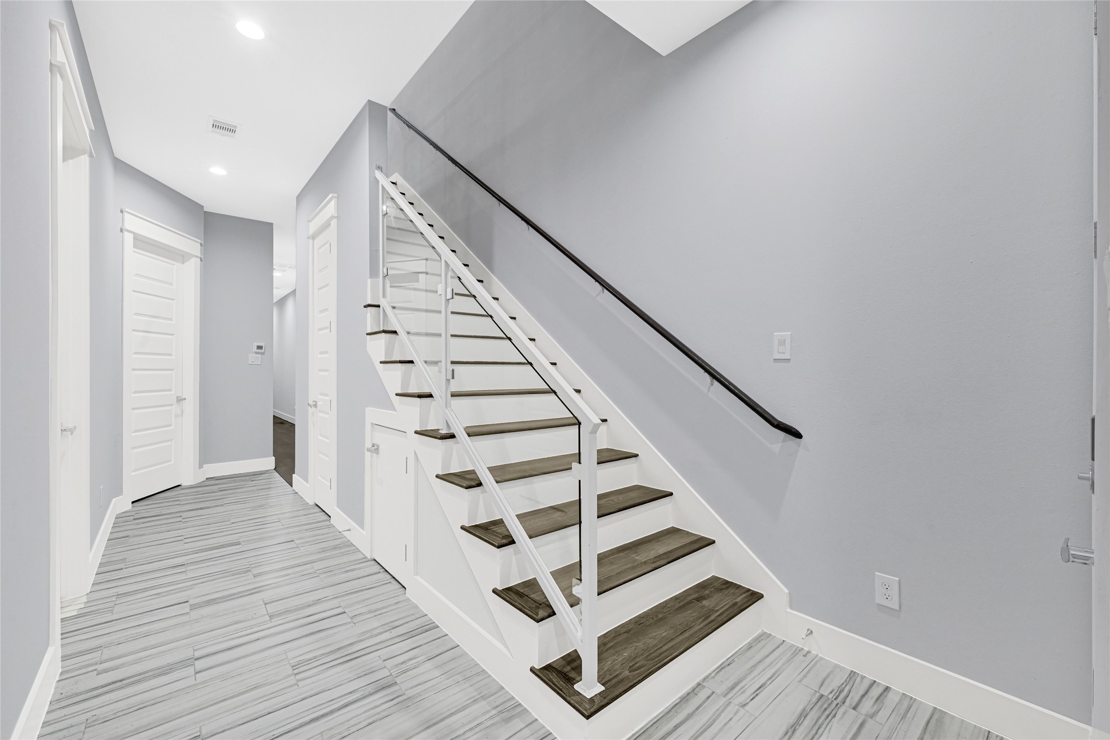 6118 Truro Street Houston, TX 77007 - Photo 4 of 39 a view of entryway with wooden floor