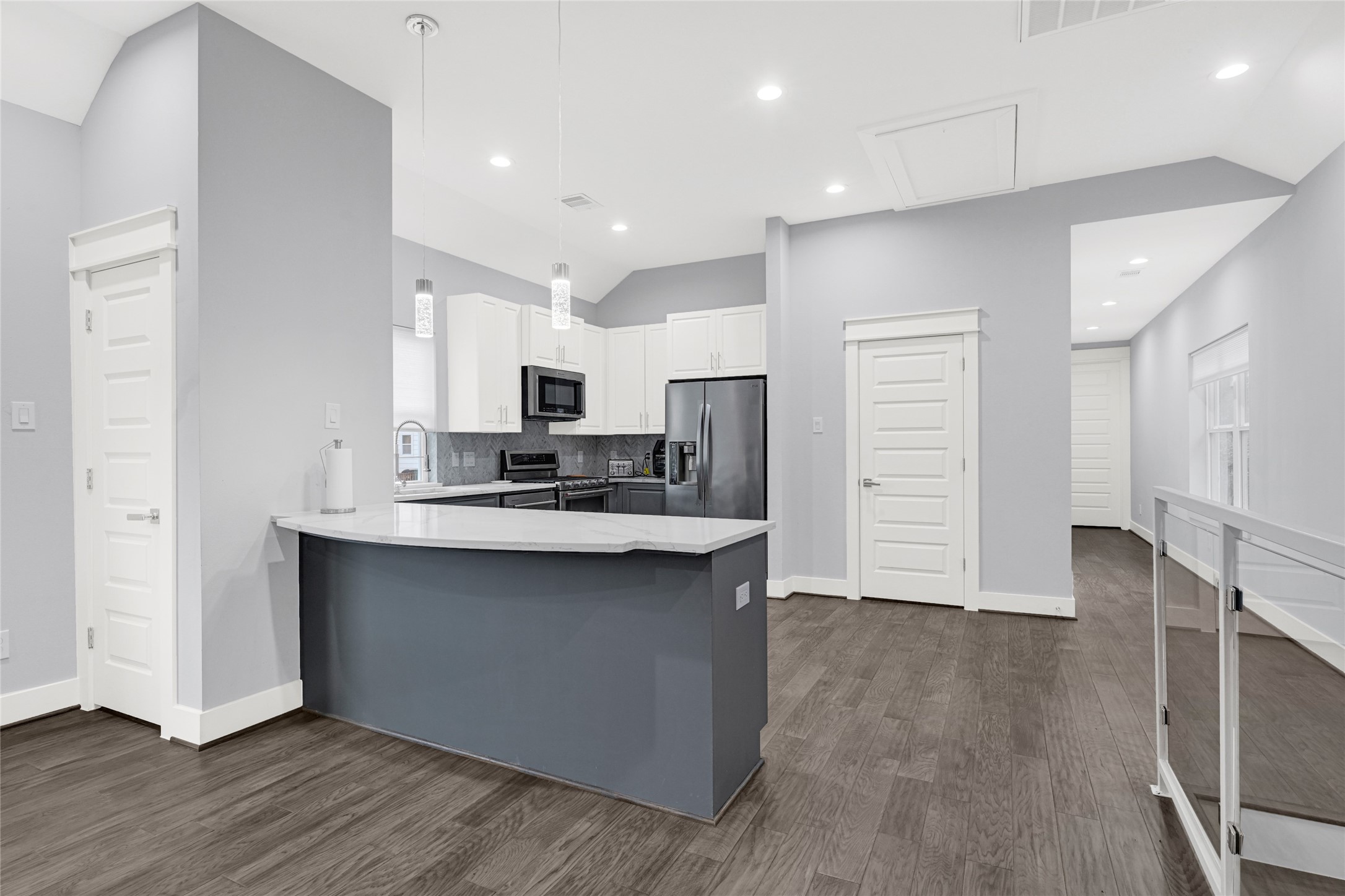 6118 Truro Street Houston, TX 77007 - Photo 9 of 39 a kitchen with stainless steel appliances a sink stove and refrigerator