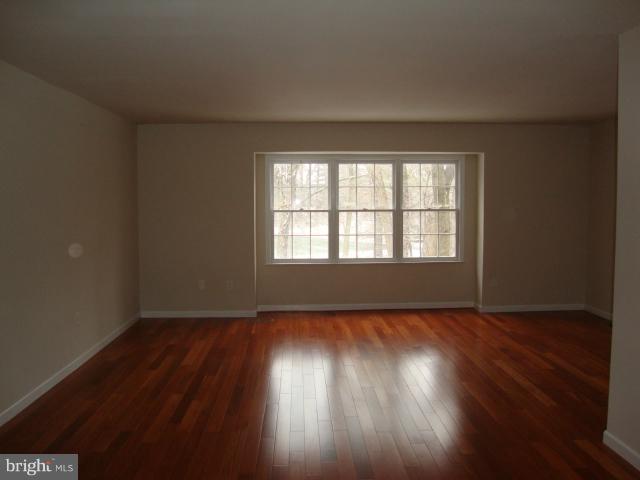 205 Castleton Place Upper Marlboro, MD 20774 - Photo 9 of 18 Living Room