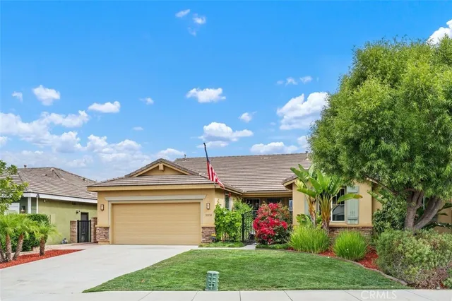 a view of the entrance of the house