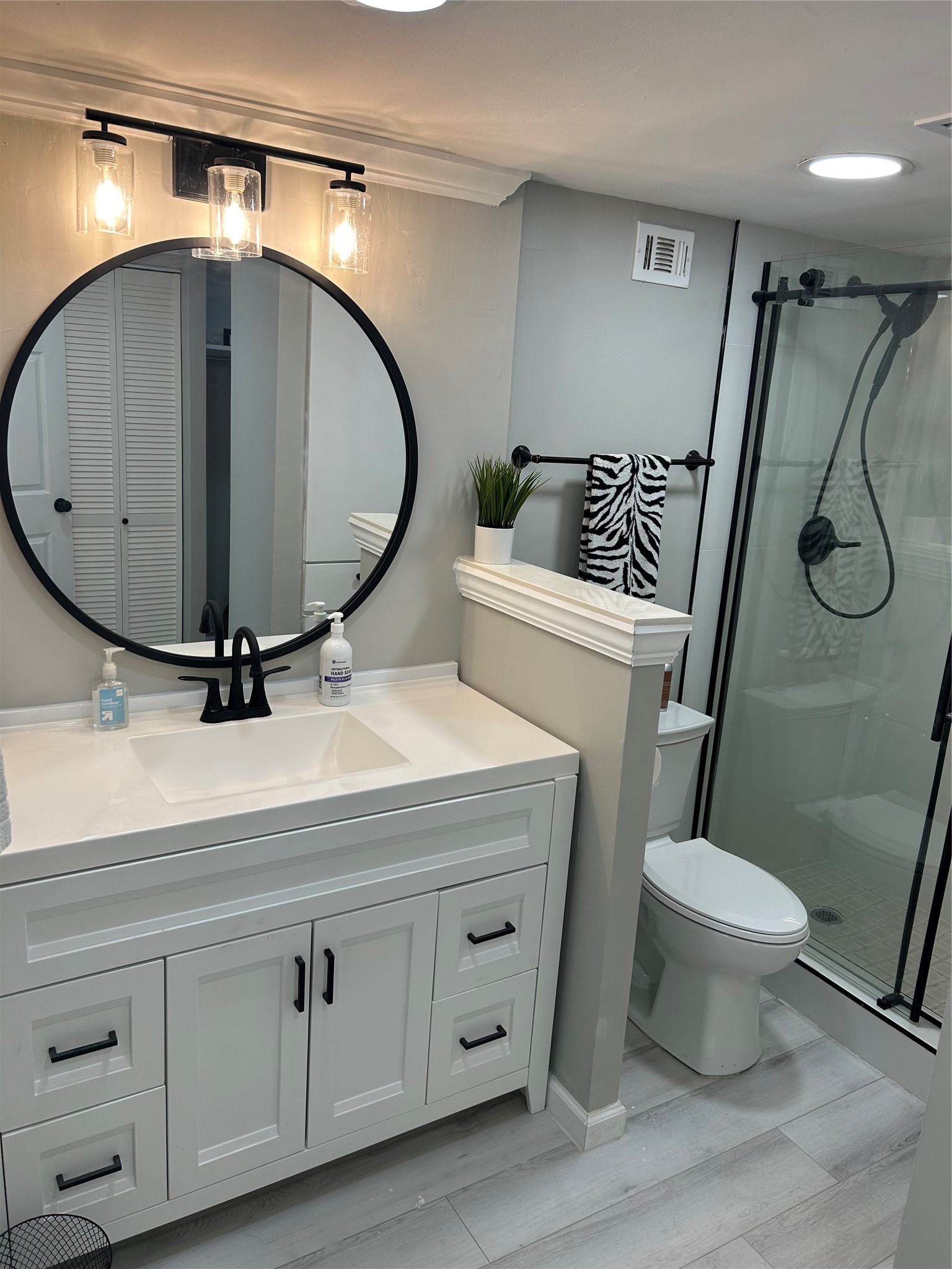 2016 Main Street, Unit 903 Houston, TX 77002 - Photo 10 of 25 Bathroom