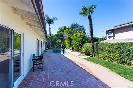 a view of a house with backyard and garden