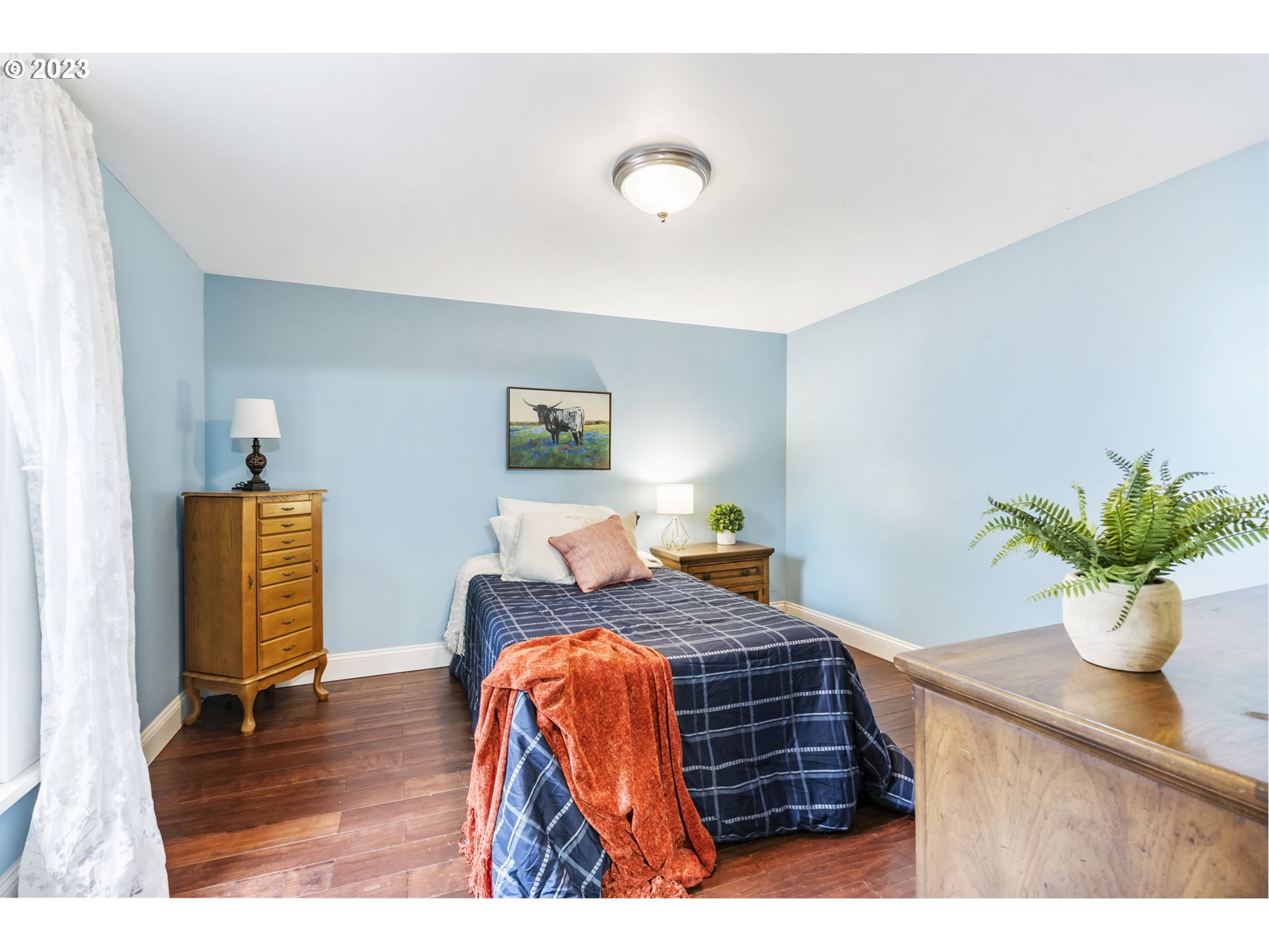 108 South 4th Avenue Ridgefield, WA 98642 - Photo 18 of 32 a bedroom with a bed and a potted plant