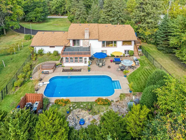 $700,000 | 10 Hay Camp Road, North Oaks, MN 55127