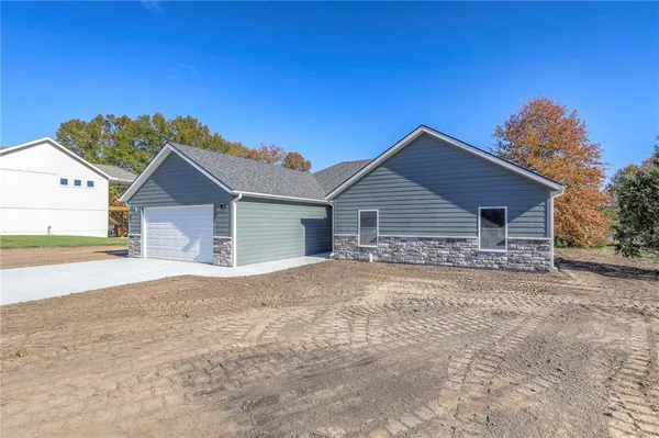 $395,000 | 310 Northeast 51st Road, Warrensburg, MO 64093