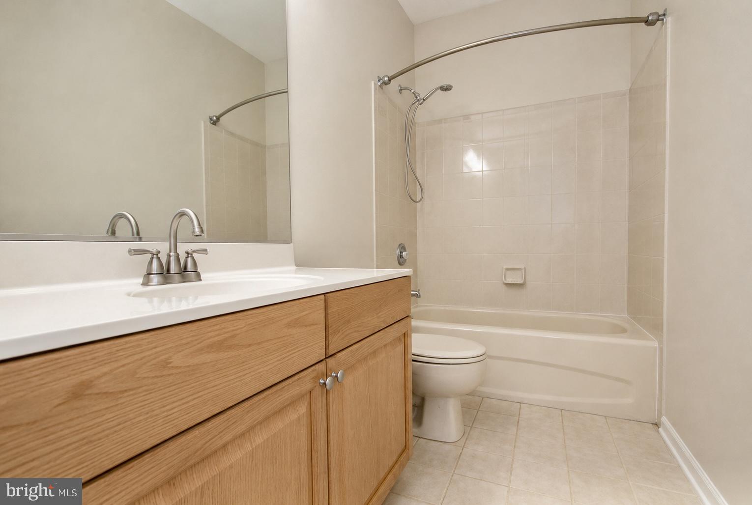 12 Kyle Way Ewing, NJ 08628 - Photo 3 of 40 Hall tub/shower