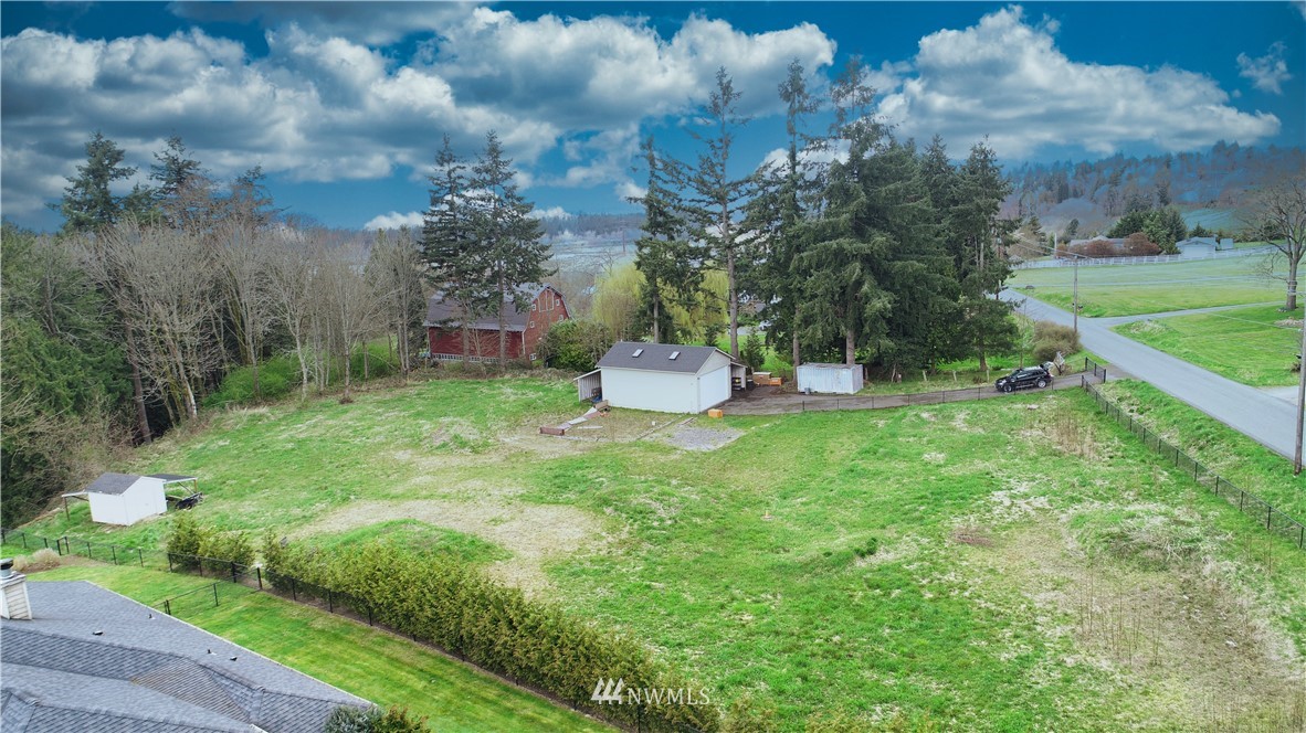 4830 Fobes Road Snohomish, WA 98290 - Photo 35 of 35 a backyard of a house with table and chairs