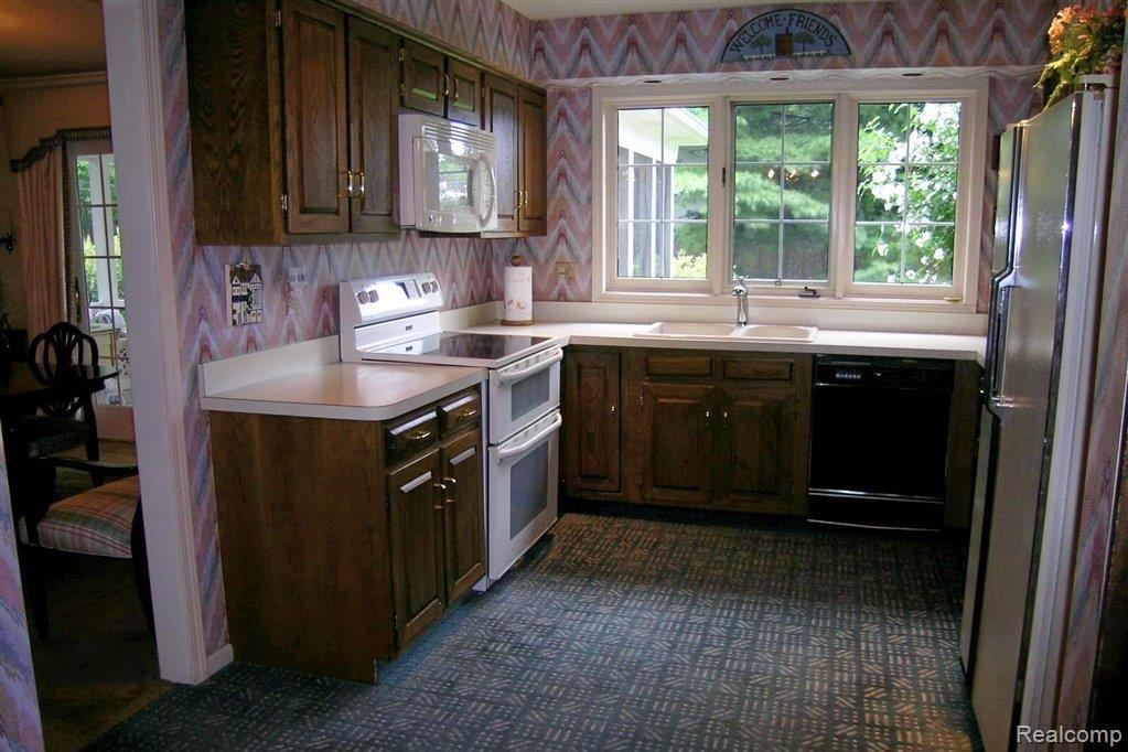 370 Lincoln Road Grosse Pointe, MI 48230 - Photo 8 of 16 370kit2.jpg