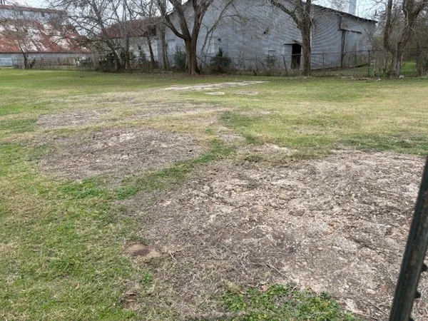 a view of a yard with a house