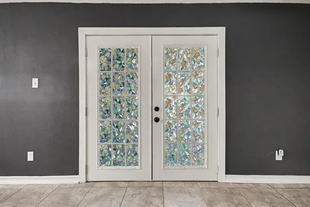 a view of a livingroom with furniture and a ceiling fan