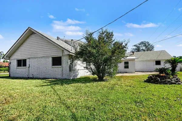 $3,000 | 5001 Glenhaven Drive, Baytown, TX 77521