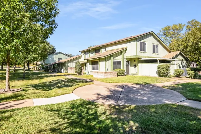$1,900 | 5033 Fort Clark Drive, Austin, TX 78745