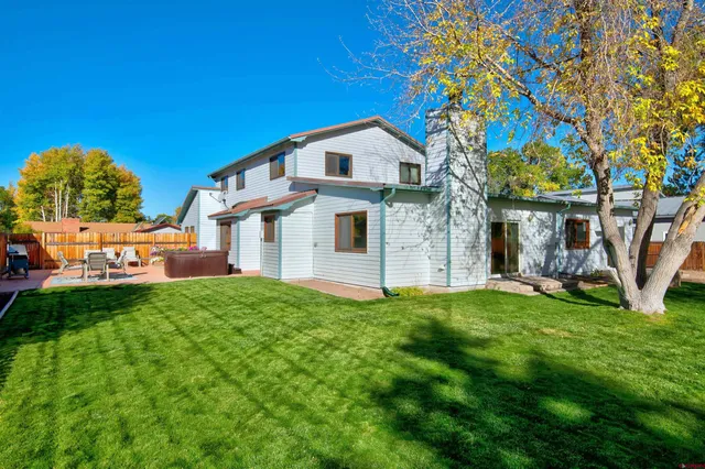 a view of a house with backyard