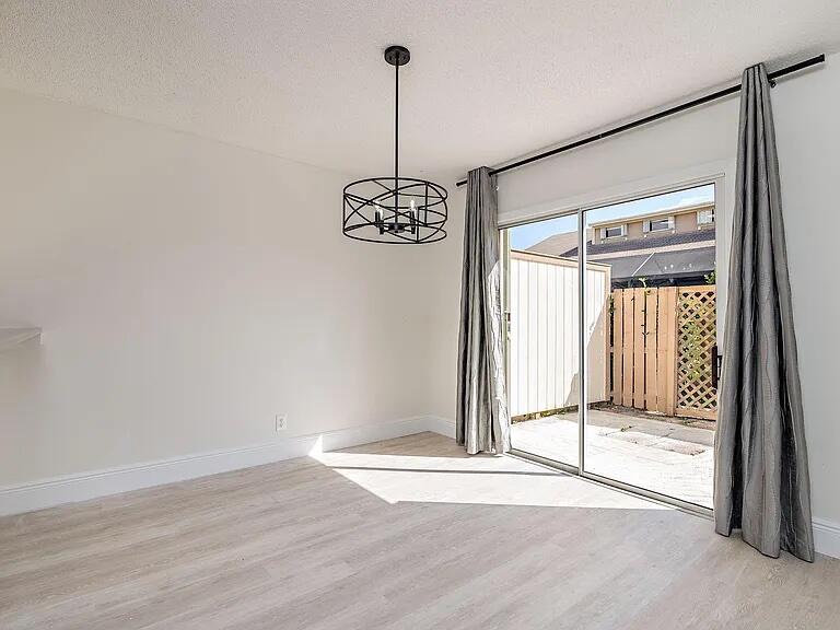 211 Maplecrest Circle Jupiter, FL 33458 - Photo 7 of 21 211 Maplecrest dining 3