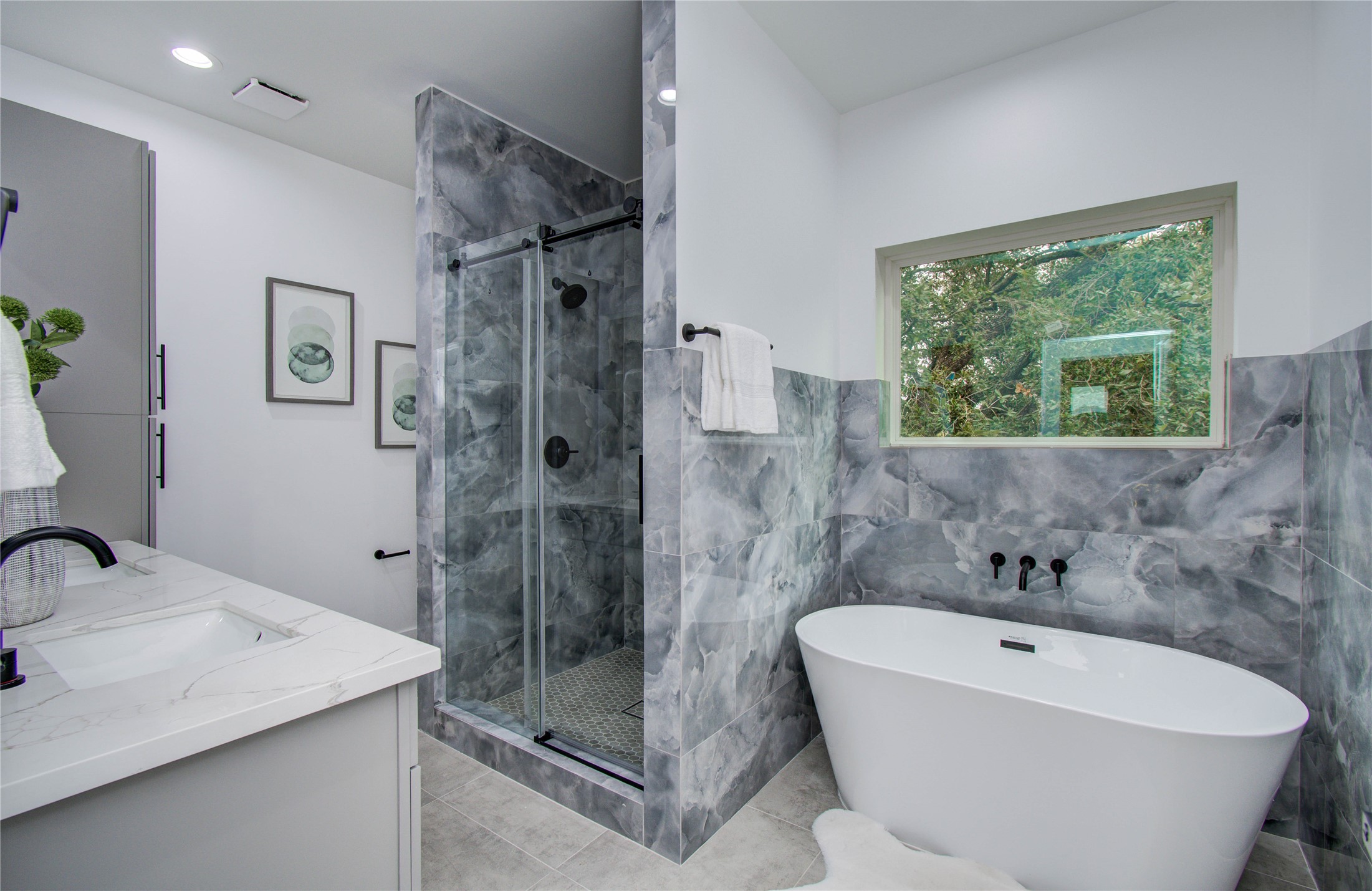 5024 Winnetka Street, Unit C Houston, TX 77021 - Photo 16 of 21 Primary bathroom with stand alone tub