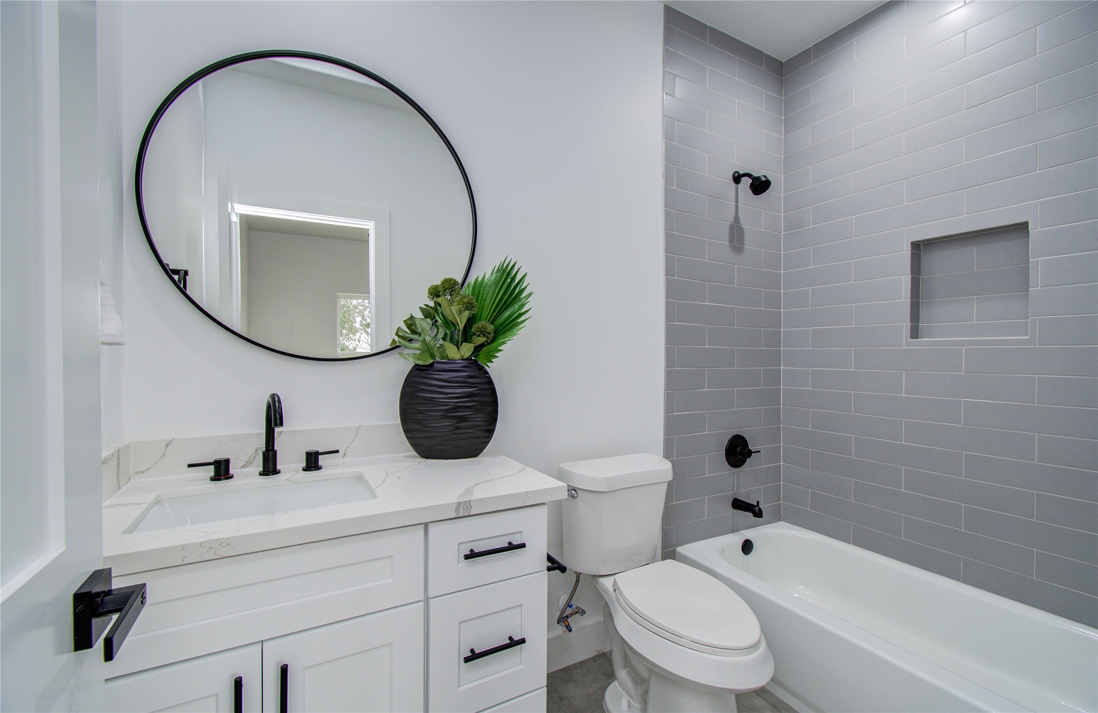 5024 Winnetka Street, Unit C Houston, TX 77021 - Photo 21 of 21 Third flood ensuite bathroom