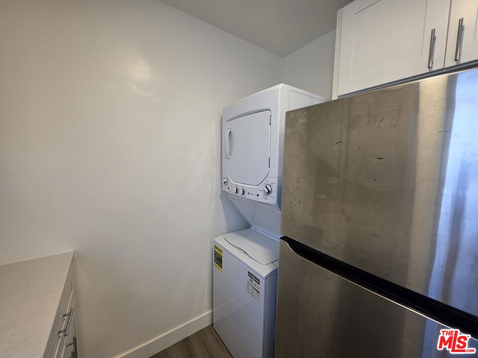 707 Strand Street, Unit 3 Santa Monica, CA 90405 - Photo 23 of 42 a bathroom with a sink and toilet