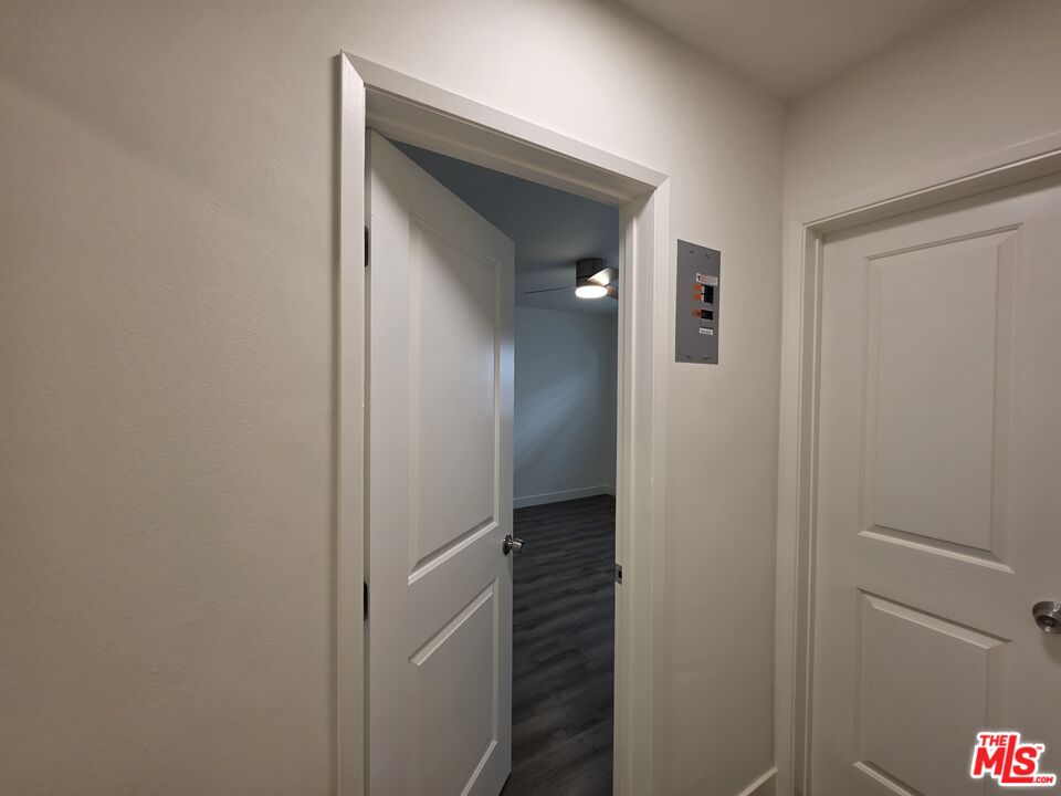707 Strand Street, Unit 3 Santa Monica, CA 90405 - Photo 27 of 42 a view of hallway