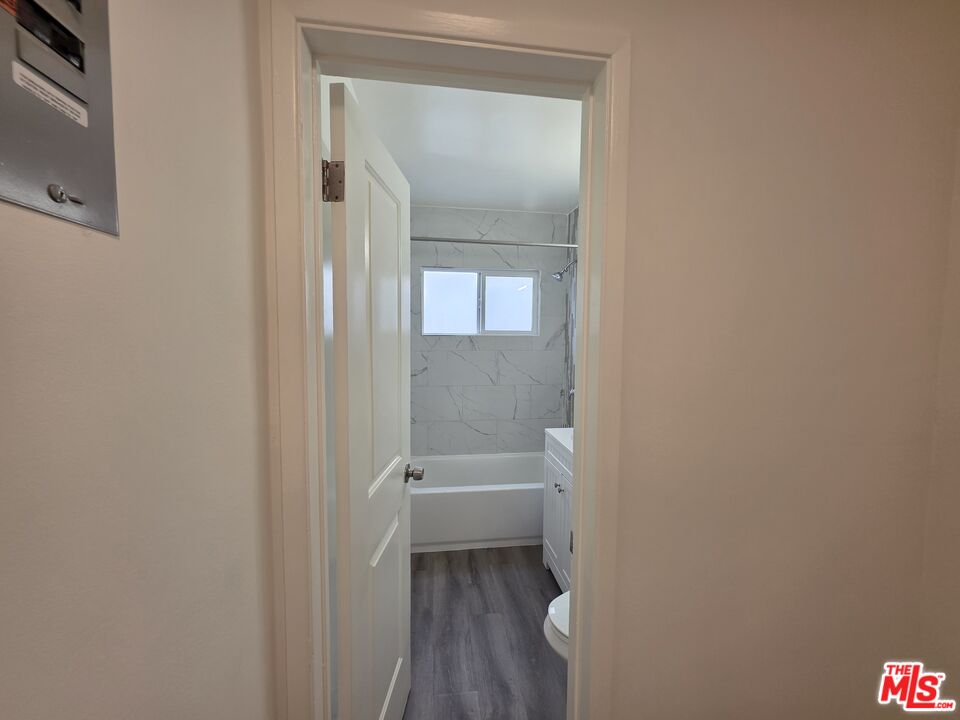 707 Strand Street, Unit 3 Santa Monica, CA 90405 - Photo 36 of 42 a bathroom with a bathtub