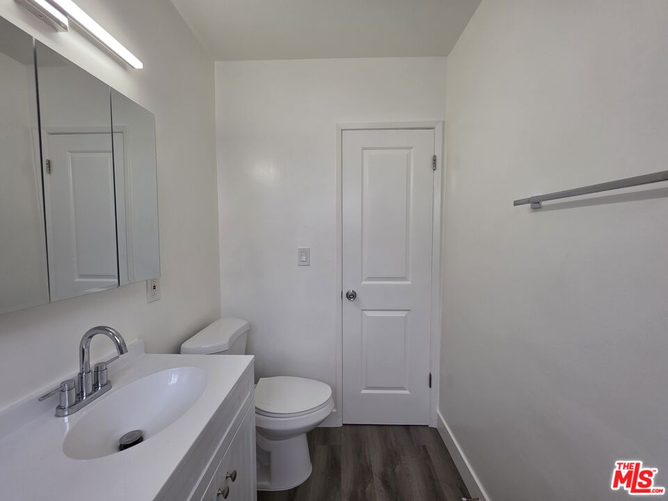707 Strand Street, Unit 3 Santa Monica, CA 90405 - Photo 38 of 42 a bathroom with a sink toilet and shower