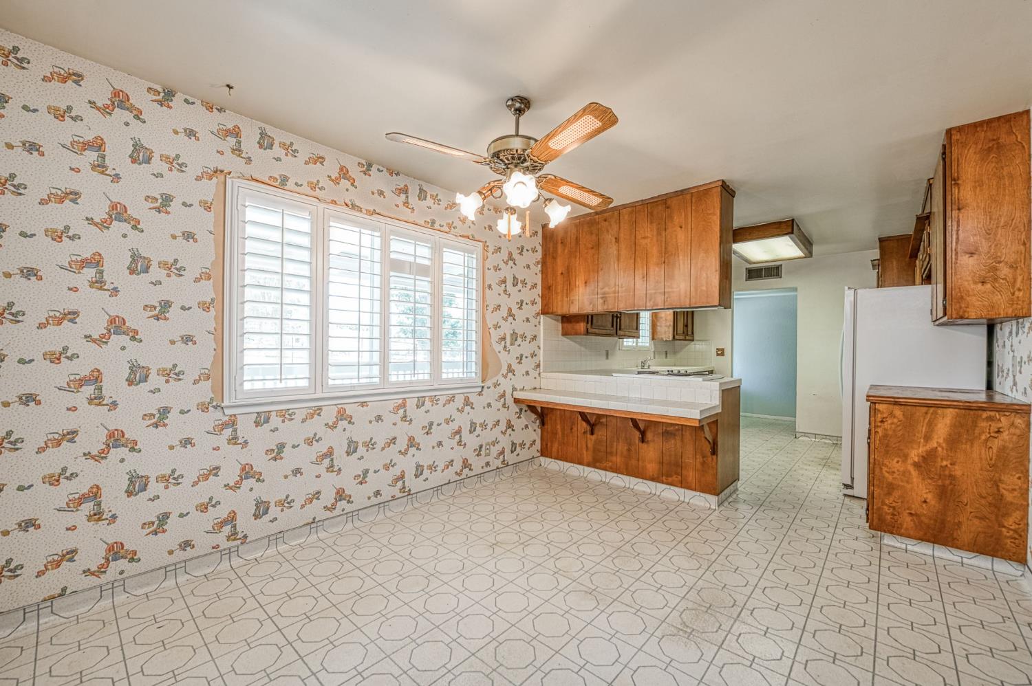 5578 Perrin Road Clovis, CA 93619 - Photo 22 of 62 a spacious bathroom with a double vanity sink a mirror and a bathtub