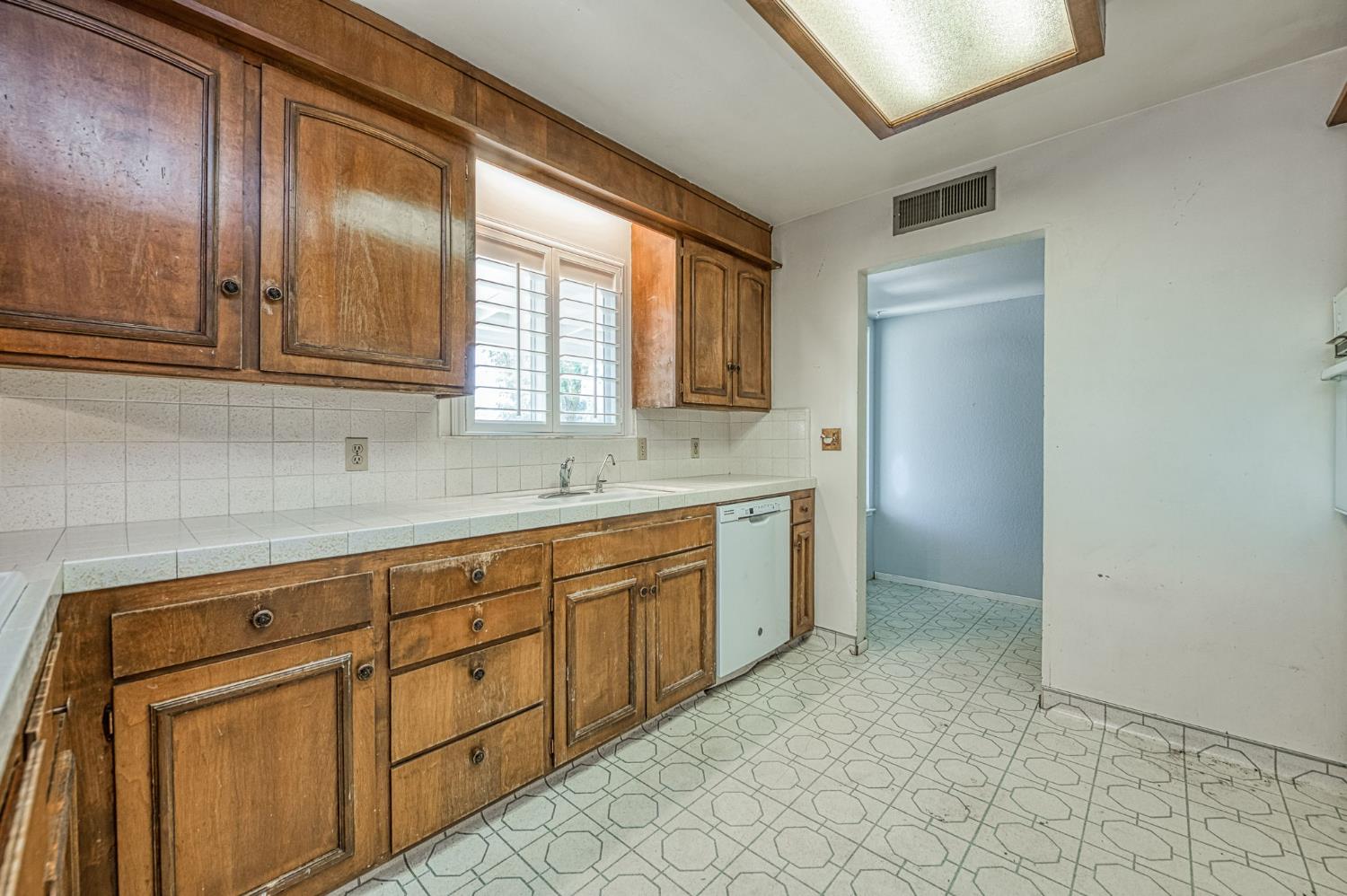 5578 Perrin Road Clovis, CA 93619 - Photo 25 of 62 a bathroom with a sink a mirror and a bathtub