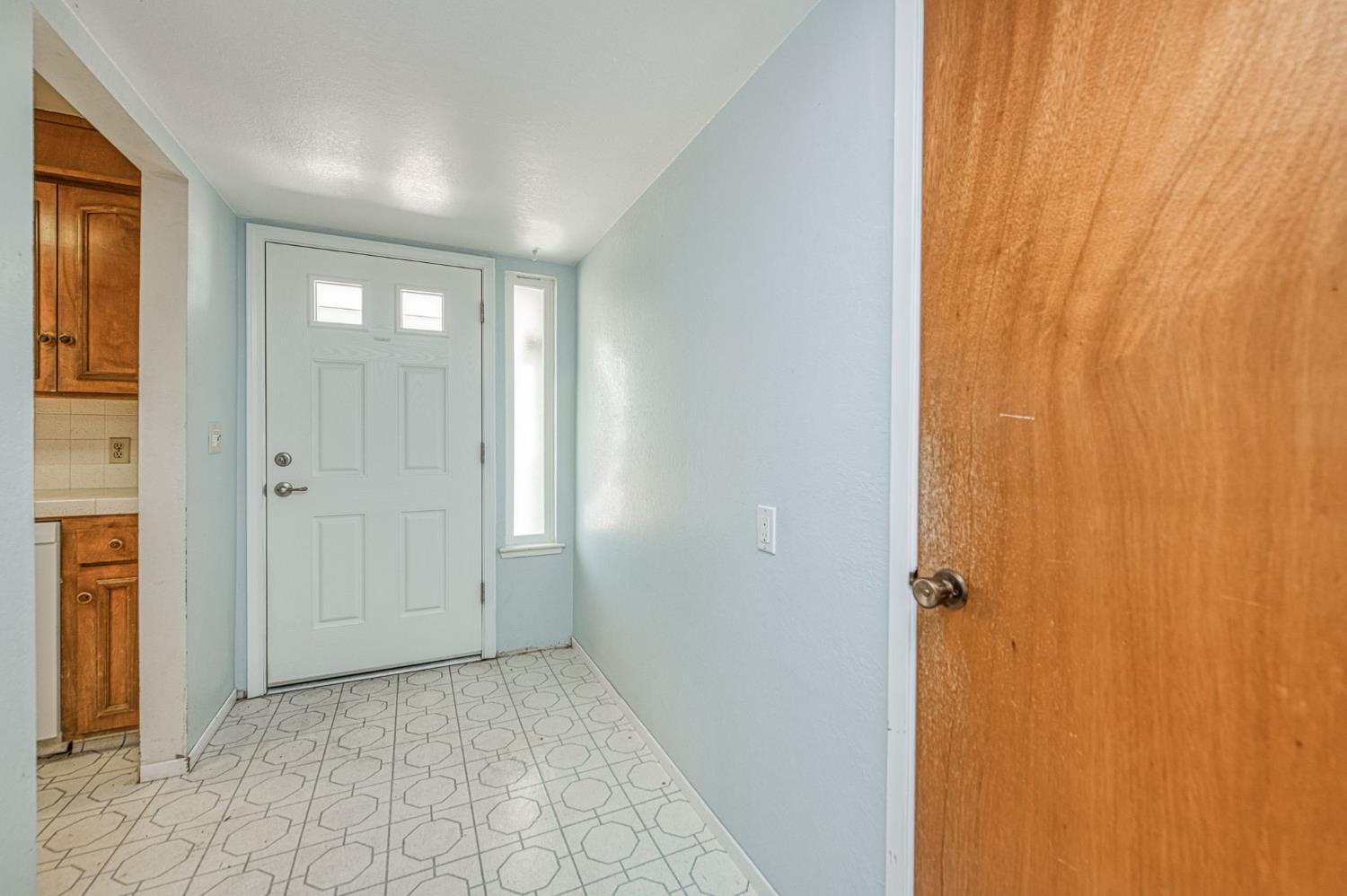 5578 Perrin Road Clovis, CA 93619 - Photo 27 of 62 a view of a bathroom with shower