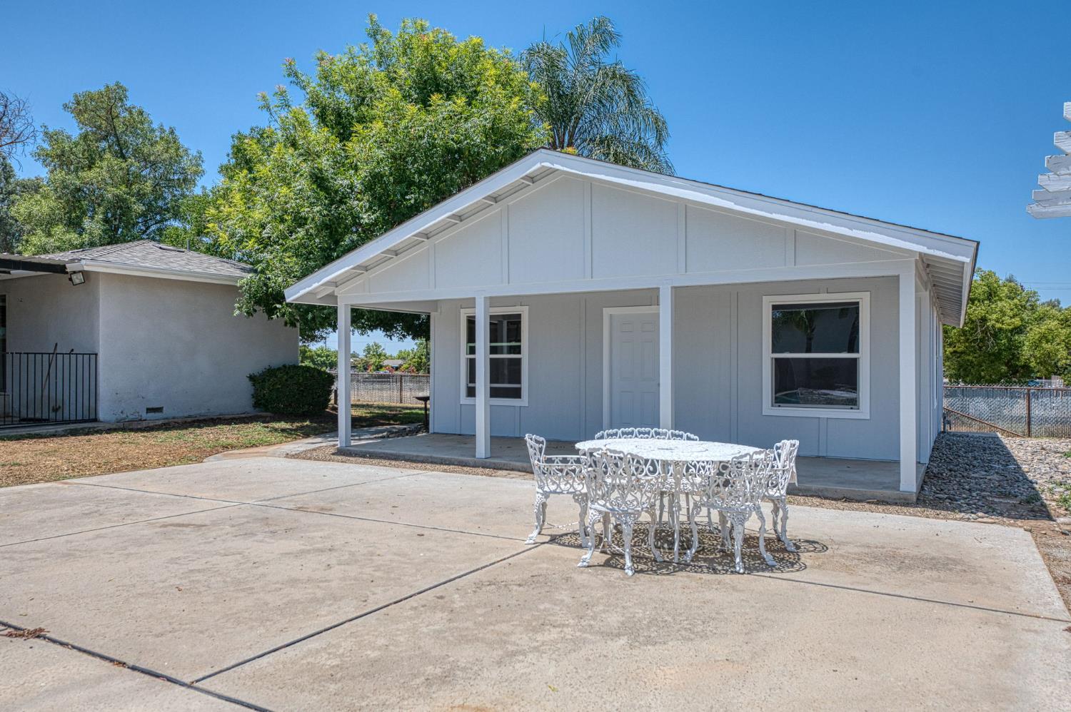 5578 Perrin Road Clovis, CA 93619 - Photo 48 of 62 a patio with table and chairs and potted plants