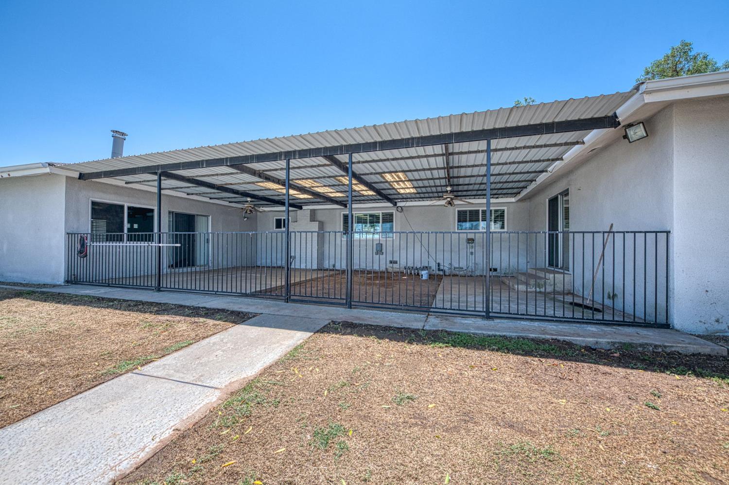 5578 Perrin Road Clovis, CA 93619 - Photo 50 of 62 a view of a backyard with wooden fence