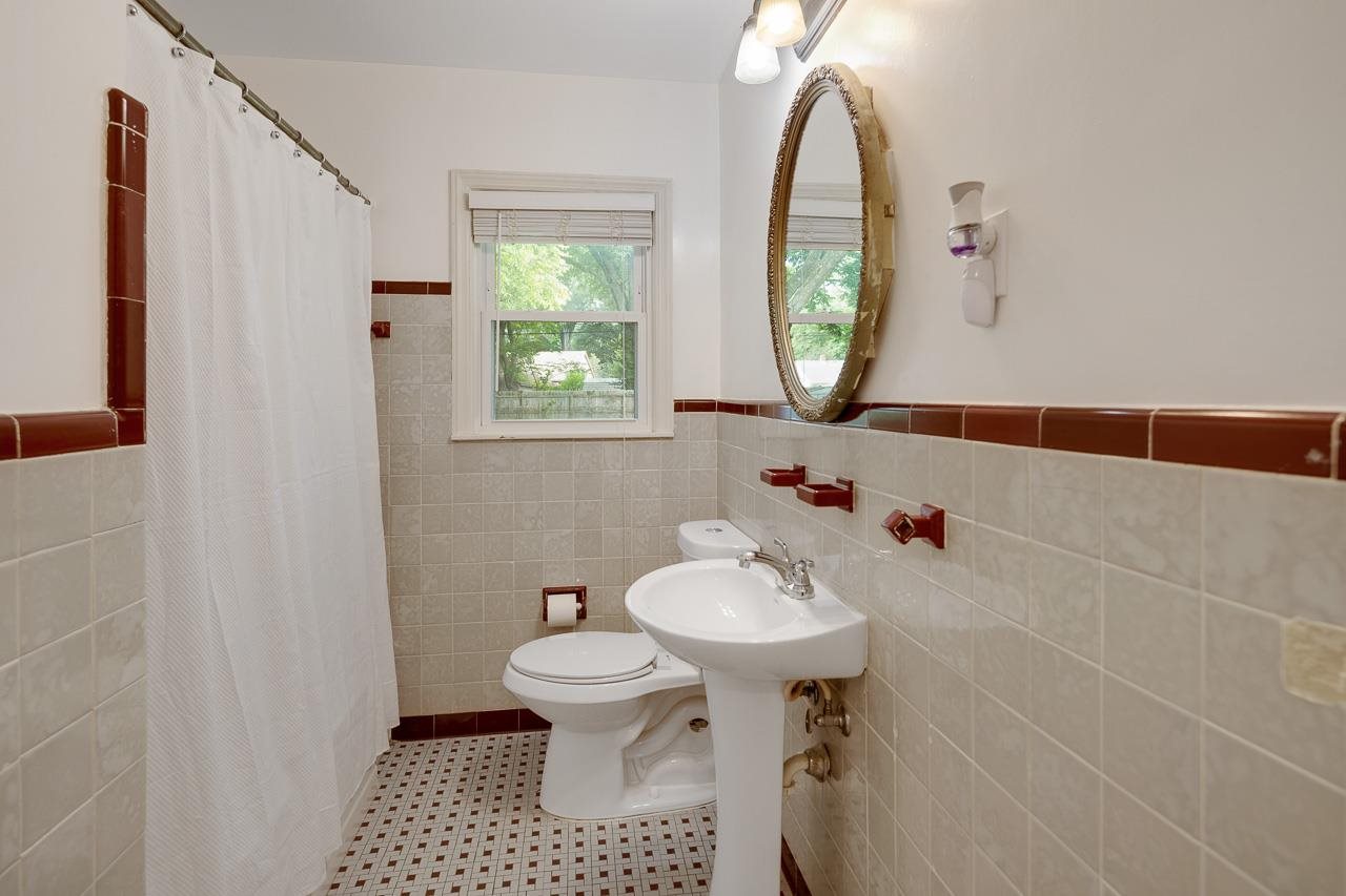 1057 Dearing Road Memphis, TN 38117 - Photo 11 of 25 Second bathroom