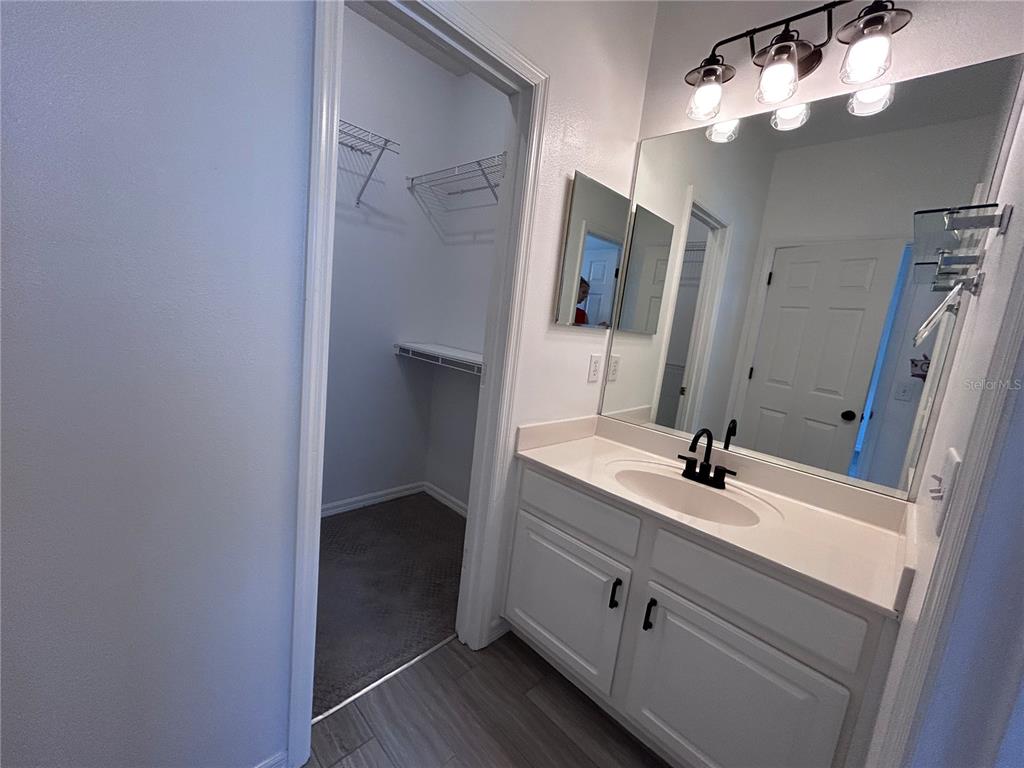 904 Pawstand Road Kissimmee, FL 34747 - Photo 18 of 22 a bathroom with a sink a mirror and vanity