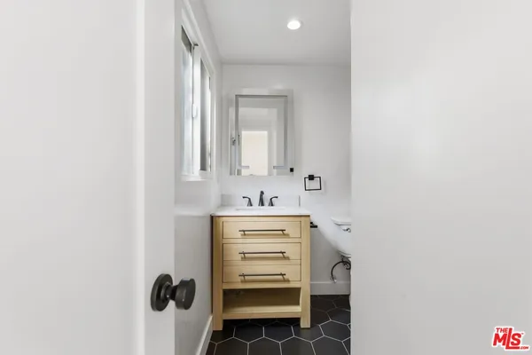 $3,495 | 11671 Chandler Boulevard, Valley Village, CA 91601