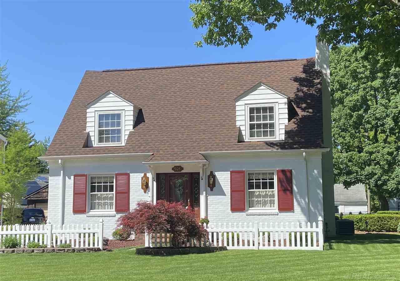 926 Hampton Road Grosse Pointe Woods, MI 48236 - Photo 1 of 25