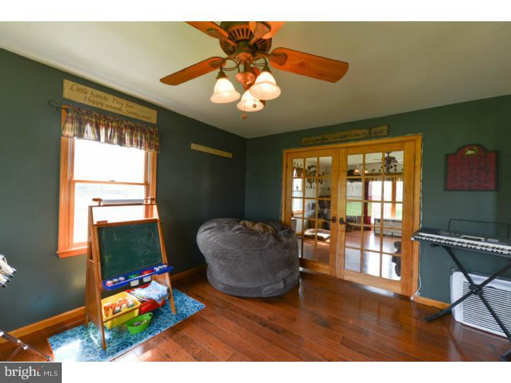 83 Dartmouth Road Pennsville, NJ 08070 - Photo 11 of 23 Living Room