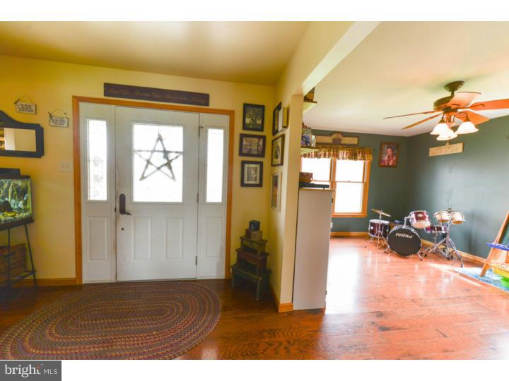 83 Dartmouth Road Pennsville, NJ 08070 - Photo 12 of 23 Foyer