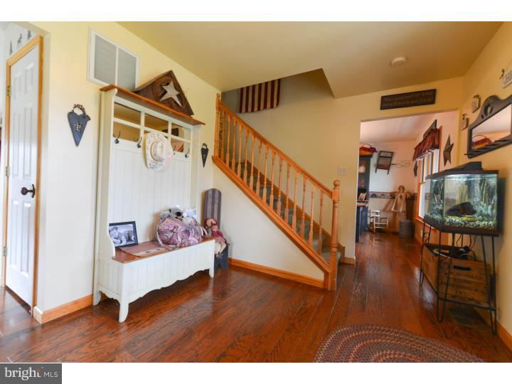 83 Dartmouth Road Pennsville, NJ 08070 - Photo 13 of 23 Foyer